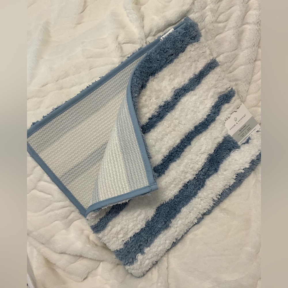 ROOM & RETREAT Blue & White Striped Bath Non-Slip Rug  20” x 32” NWT